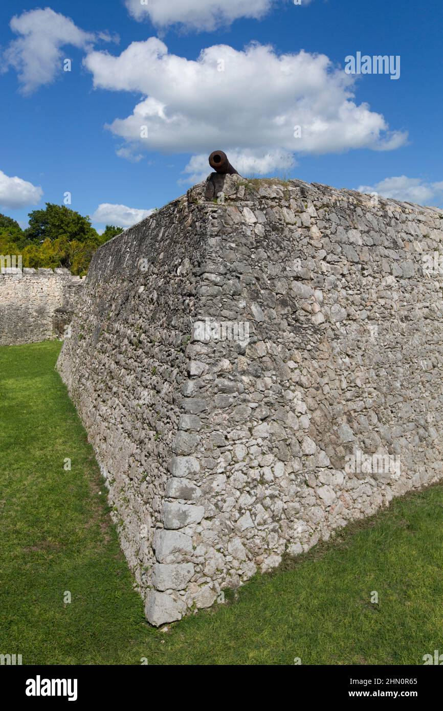 Colonial Cannon, Fort de San Felipe, fondata nel 1725, Bacalar, Quintana Roo, Messico Foto Stock