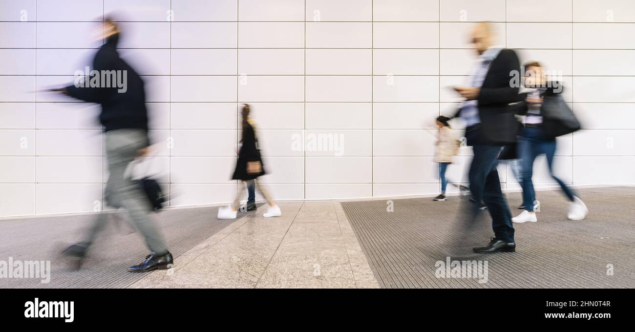 Anonimo sfocato chi viaggia nella hall dell'aeroporto Foto Stock