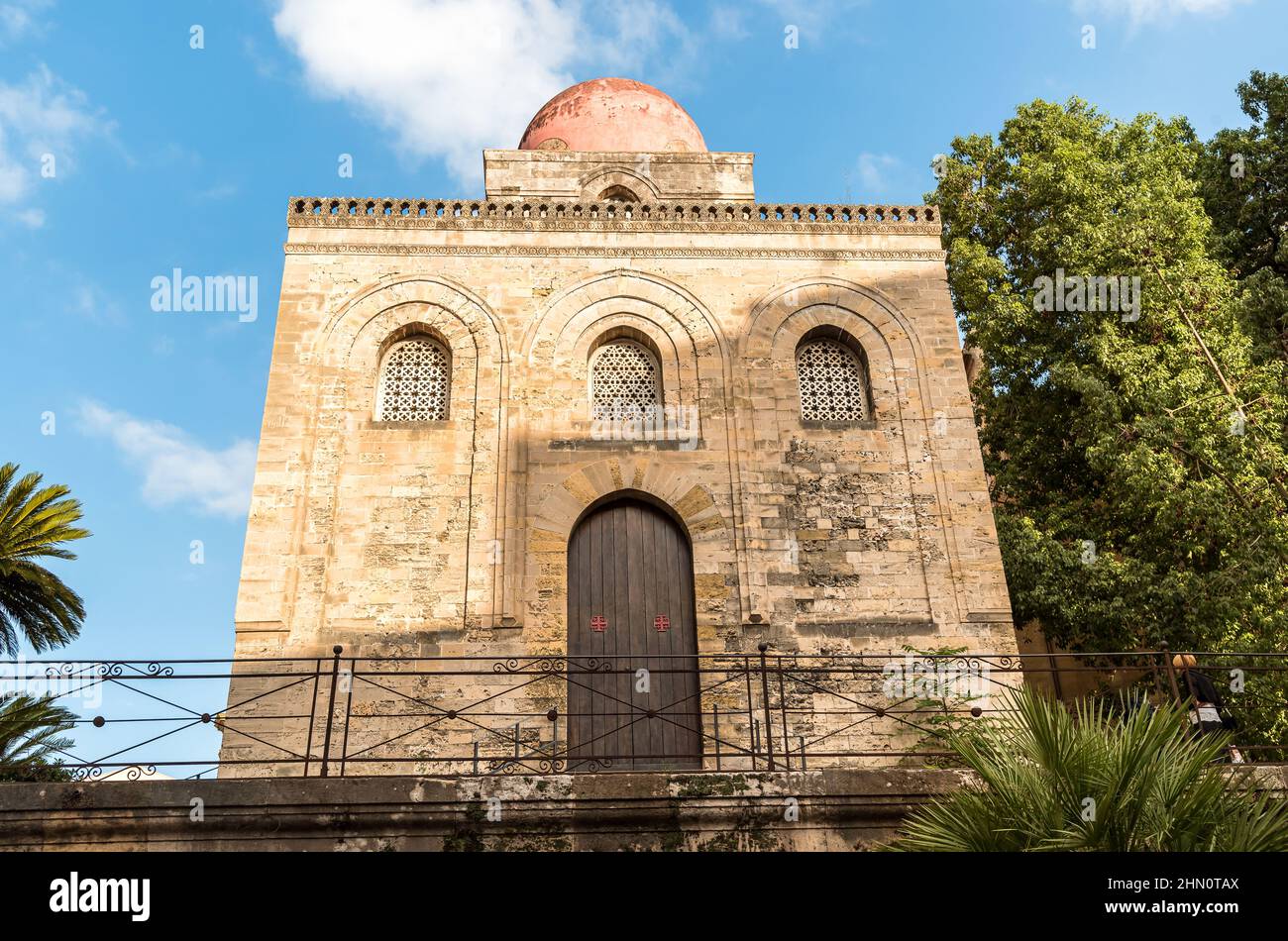 Facciata della Chiesa cattolica di San Cataldo a Palermo, Sicilia, Italia Foto Stock