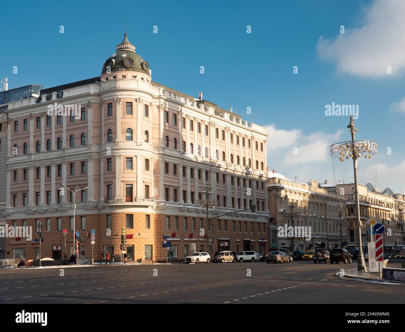 MOSCA, RUSSIA - 18 FEBBRAIO 2021: Vista di via Tverskaya Foto Stock
