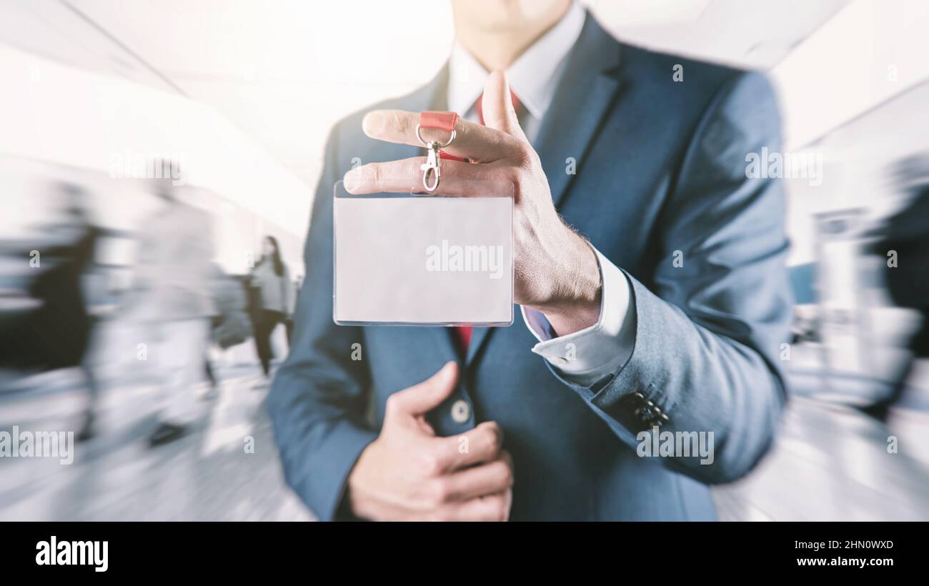 Uomo d'affari che detiene una carta di identità mostra nome Foto Stock