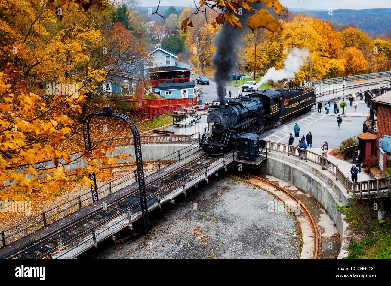 Piattaforma girevole per locomotive della Western Maryland Scenic Railroad a Frostburg, Maryland. Foto Stock