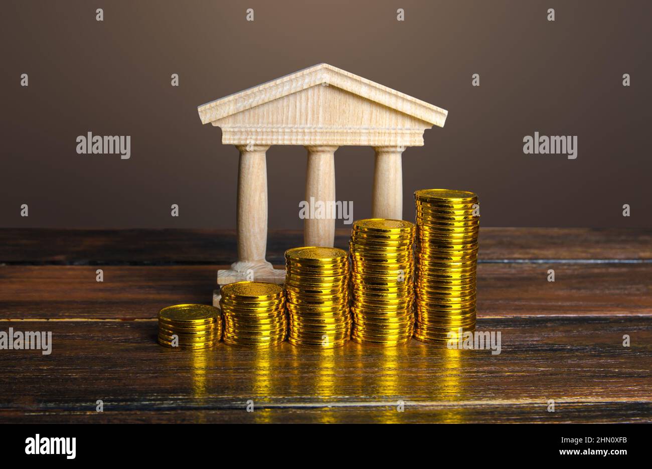 Costruzione di banca e pile crescenti di monete. Redditività dei depositi e tassi favorevoli per i depositanti, programmi di fidelizzazione. Crescita del reddito. Aumento Foto Stock