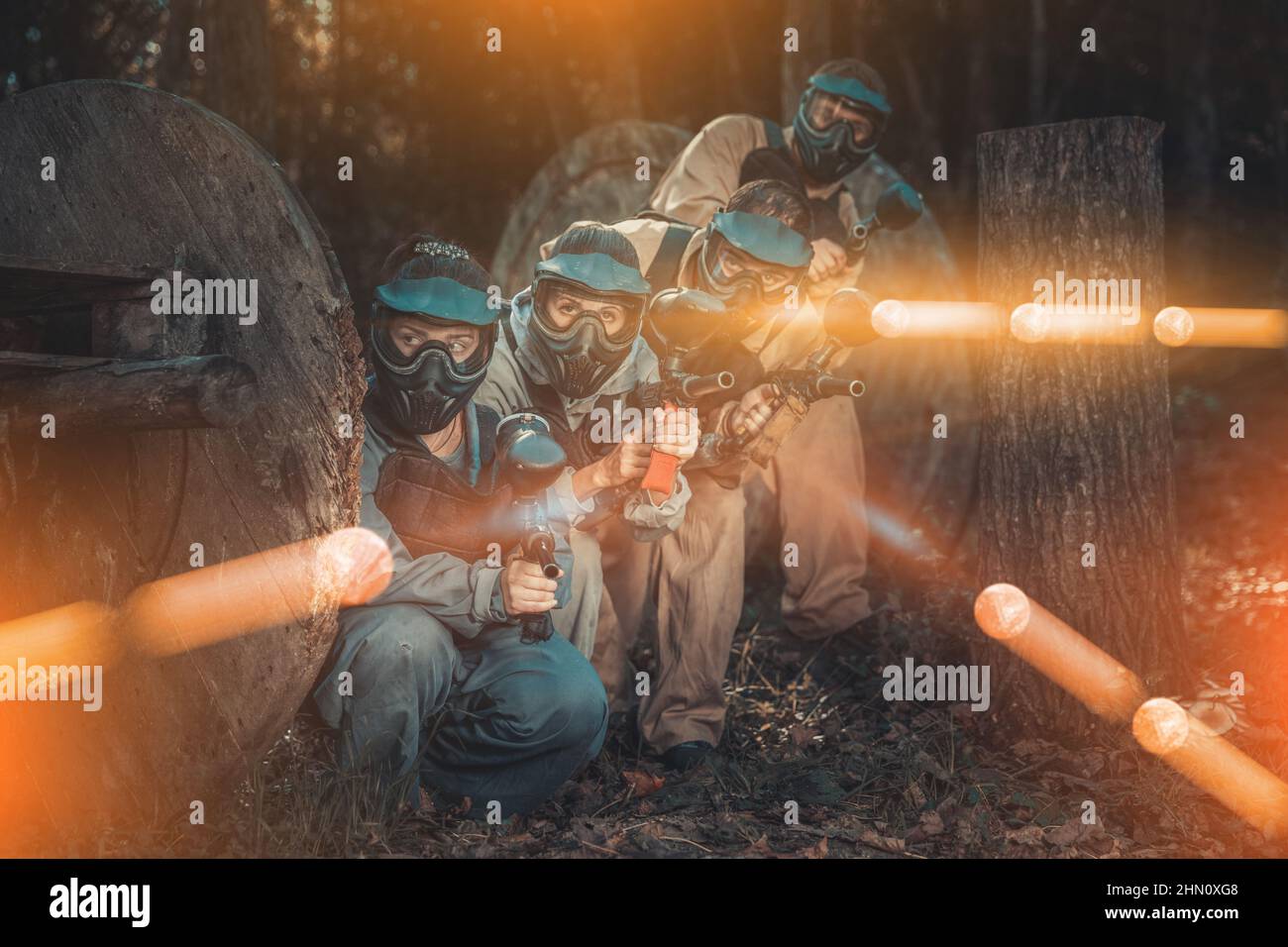 Squadra di paintball che punta all'aperto Foto Stock