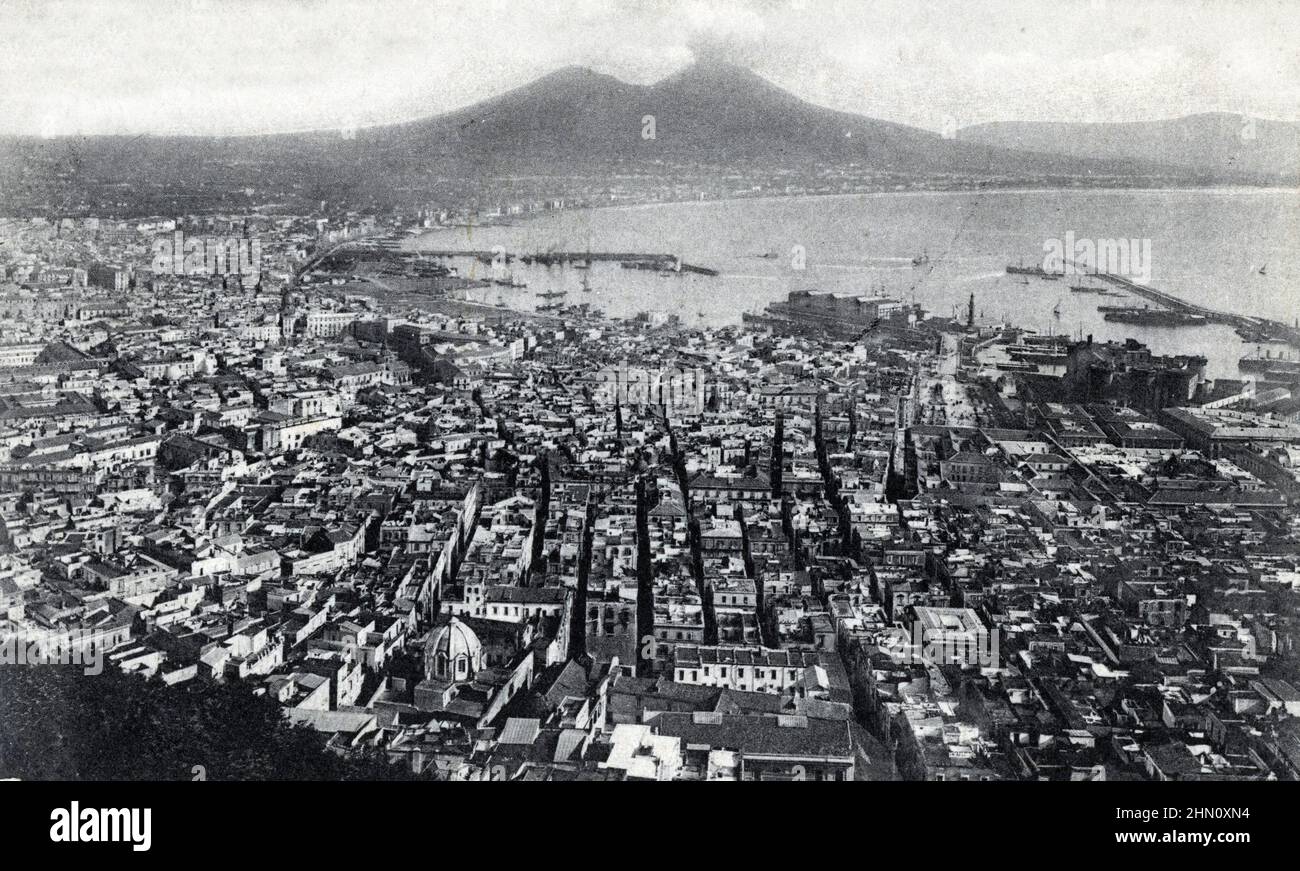 Vue panoramique sur la ville de Naples en italie et sur le VESUVE (vista panoramica di Napoli, Italia) carte postale du debut du 20eme siecle Collection privee Foto Stock