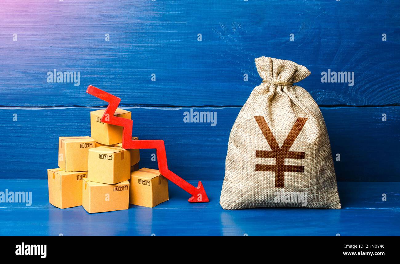 Yuan cinese o yen giapponese sacchetto di soldi con le scatole e freccia giù. Diminuzione del reddito, rallentamento e declino dell'economia. Cattivo sentimento dei consumatori per i beni. Foto Stock