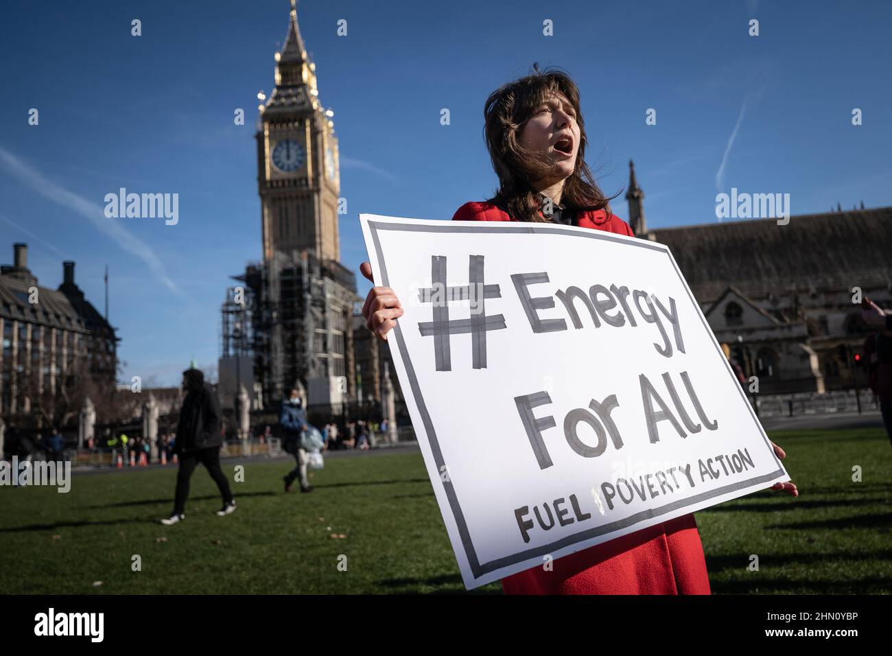 Londra, Regno Unito. 12th Feb 2022. Costo di vivere protesta in Piazza del Parlamento, Westminster. Centinaia di persone partecipano a proteste nazionali contro l'aumento del 54% delle bollette per l'energia elettrica/gas a domicilio, previsto per il 1st aprile 2022, annunciato dall'OFGEM, contemporaneamente all'aumento delle assicurazioni nazionali. La protesta è stata convocata da persone disabili contro i tagli (DPAC), Comunità Unite, Fuel Poverty Action e rs21 e sostenuta da molte altre organizzazioni. Credit: Guy Corbishley/Alamy Live News Foto Stock