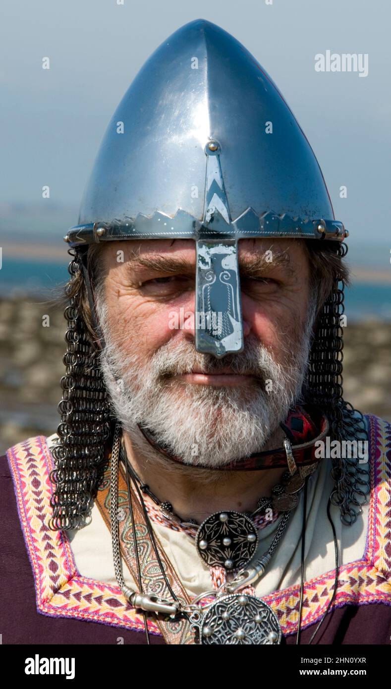 Vecchio re-enattore vichingo guerriero con barba grigia Foto Stock