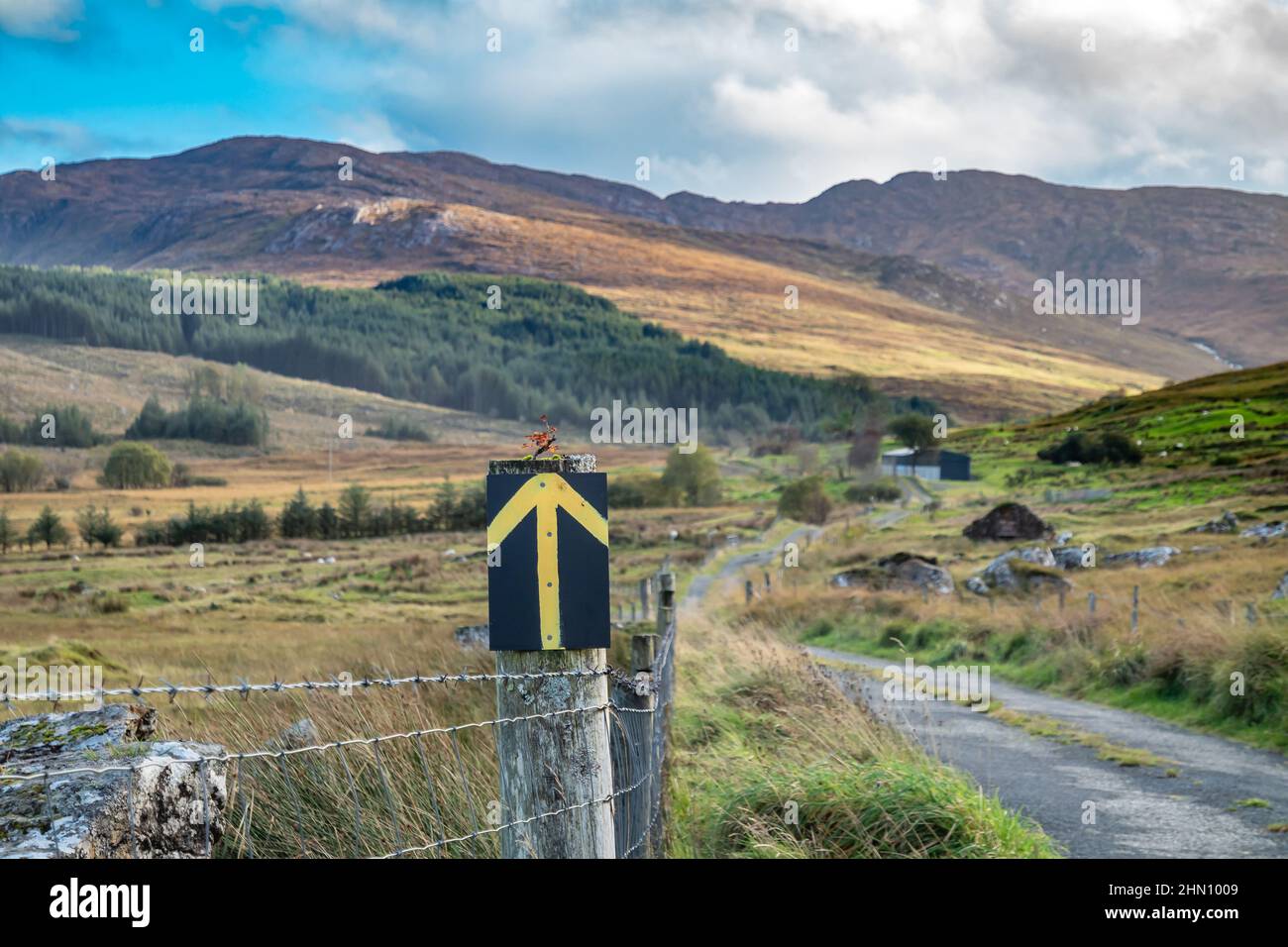 Freccia che indica la strada per le Bluestack Mountains tra Glenties e Ballybofey nella contea di Donegal - Irlanda. Foto Stock