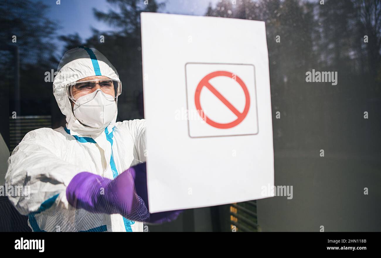 Medic sigilla l'area contaminata durante l'epidemia di coronavirus (Coivd-19) in una clinica Foto Stock