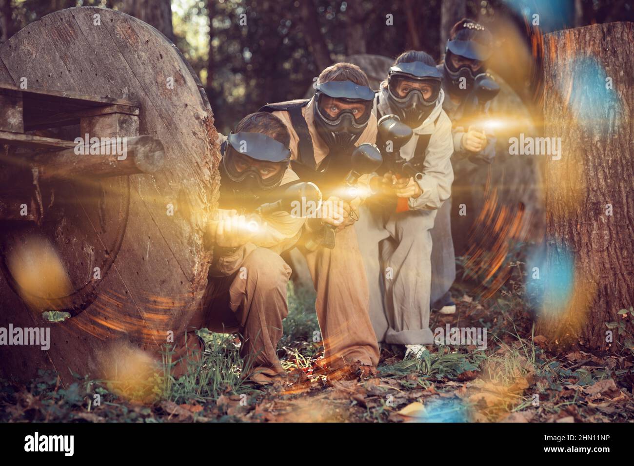 Squadra di paintball che punta all'aperto Foto Stock