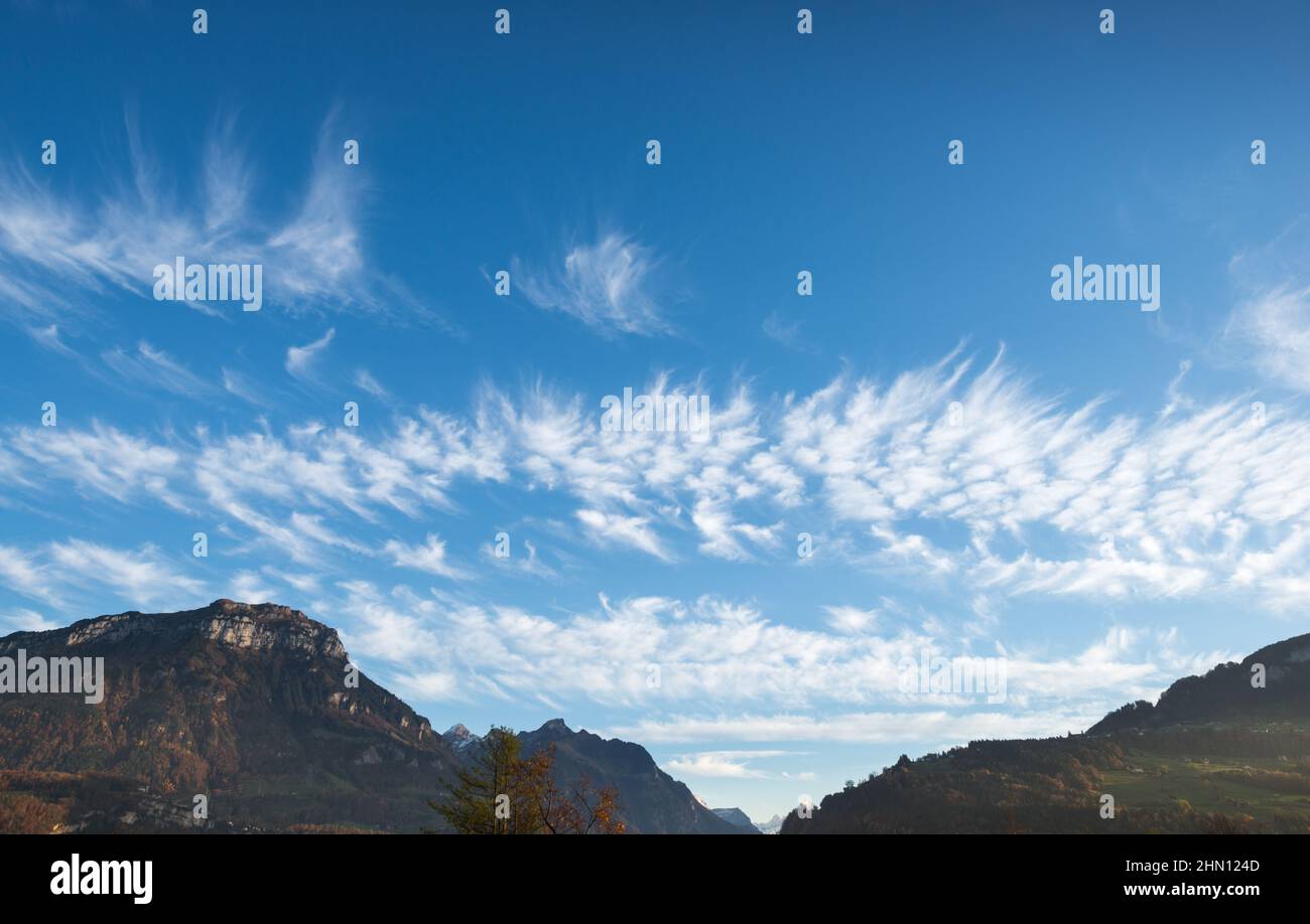 Cirrus nuvole nel cielo sopra le montagne. Foto Stock