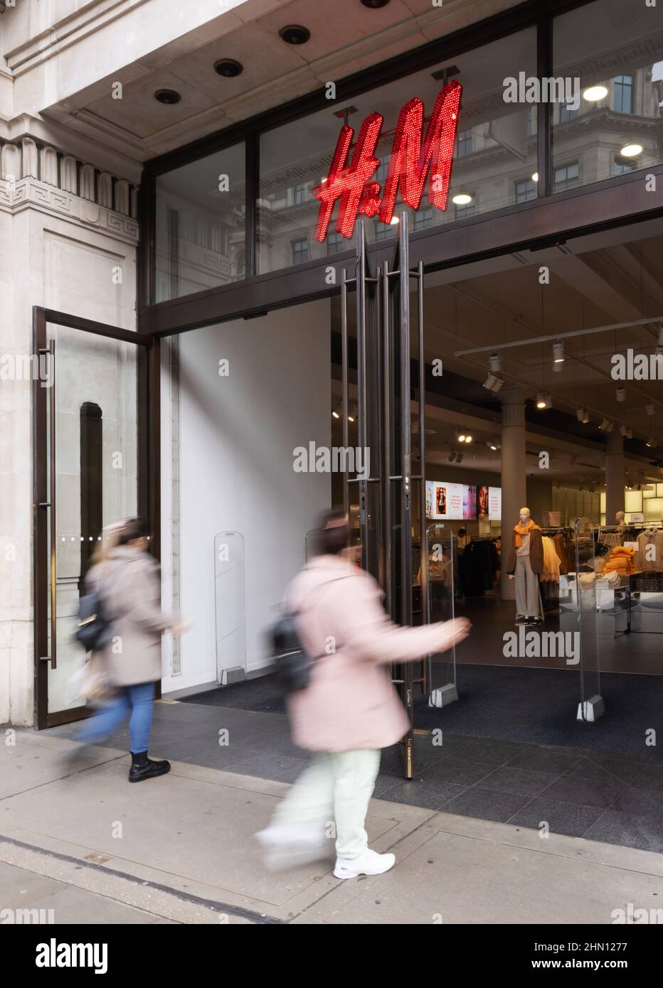 Persone che entrano nel negozio H&M, (negozio della compagnia di abbigliamento Hennes & Mauritz ), Regent Street, nel centro di londra UK Foto Stock