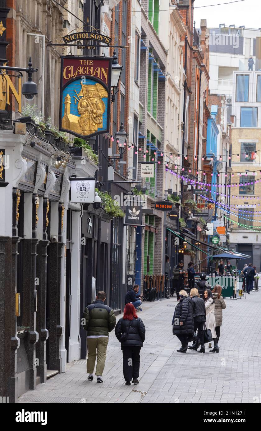 People Walking Central London - Kingly Street zona pedonale strada scena, che corre parallela a Regent Street, Soho, centro di Londra, Londra Regno Unito Foto Stock