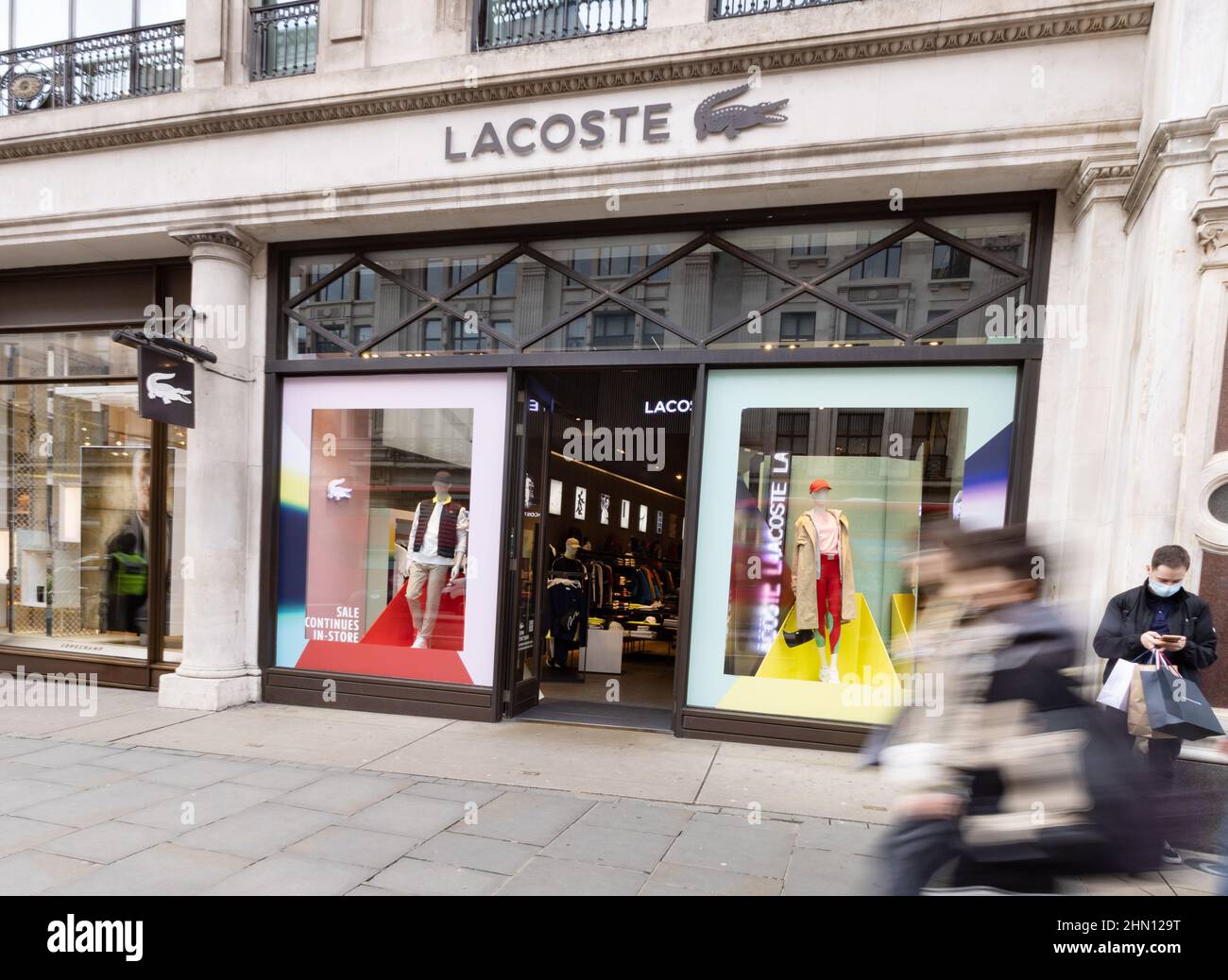 Lacoste store London; l'esterno del negozio Lacoste su Regent Street, Central London UK. Negozio di abbigliamento e moda francese Lacoste S.A. Foto Stock