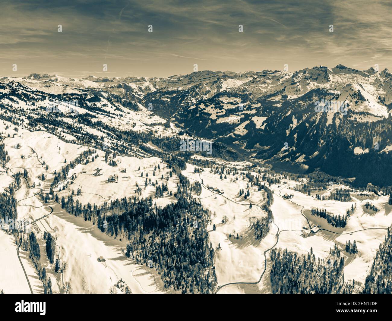 Alpi in Svizzera. Regione sciistica invernale. Montagne grafiche. Stile retrò. Foto Stock