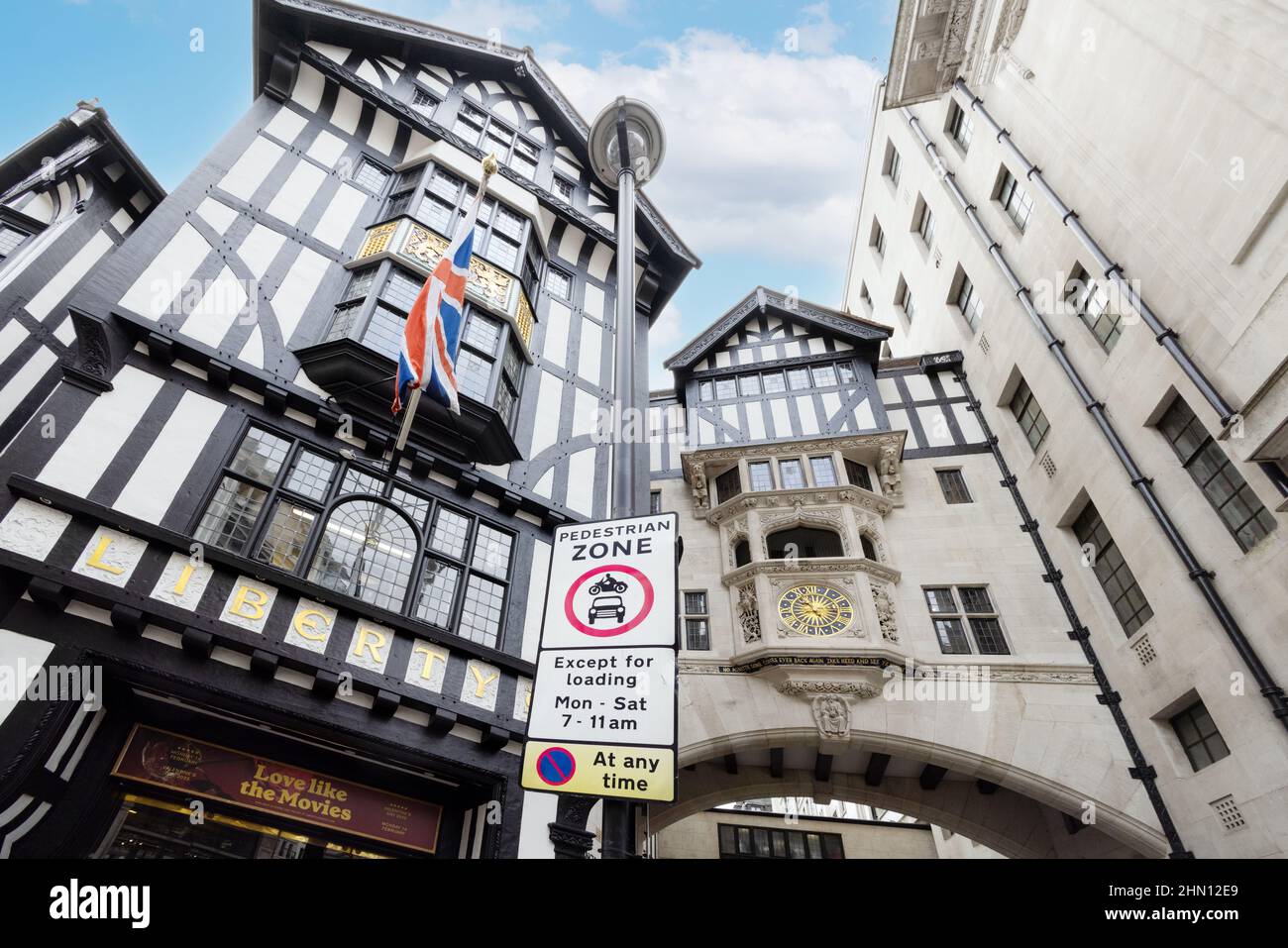 Zona pedonale di Londra; un cartello per zona pedonale all'ingresso di Kingly Street da GT Marlborough St by Liberty Store, London UK Foto Stock