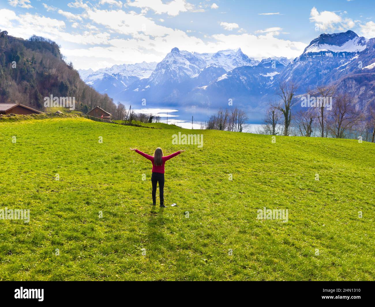 Paesaggio di montagna. Figura di una donna a mani aperte. Gioia godimento della natura. Svizzera, Alpi. Foto Stock