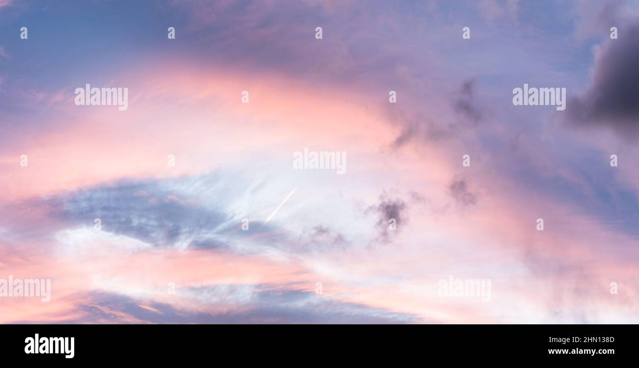 Panorama cielo. Nuvole dipinte con colori acquerelli al tramonto. Foto Stock