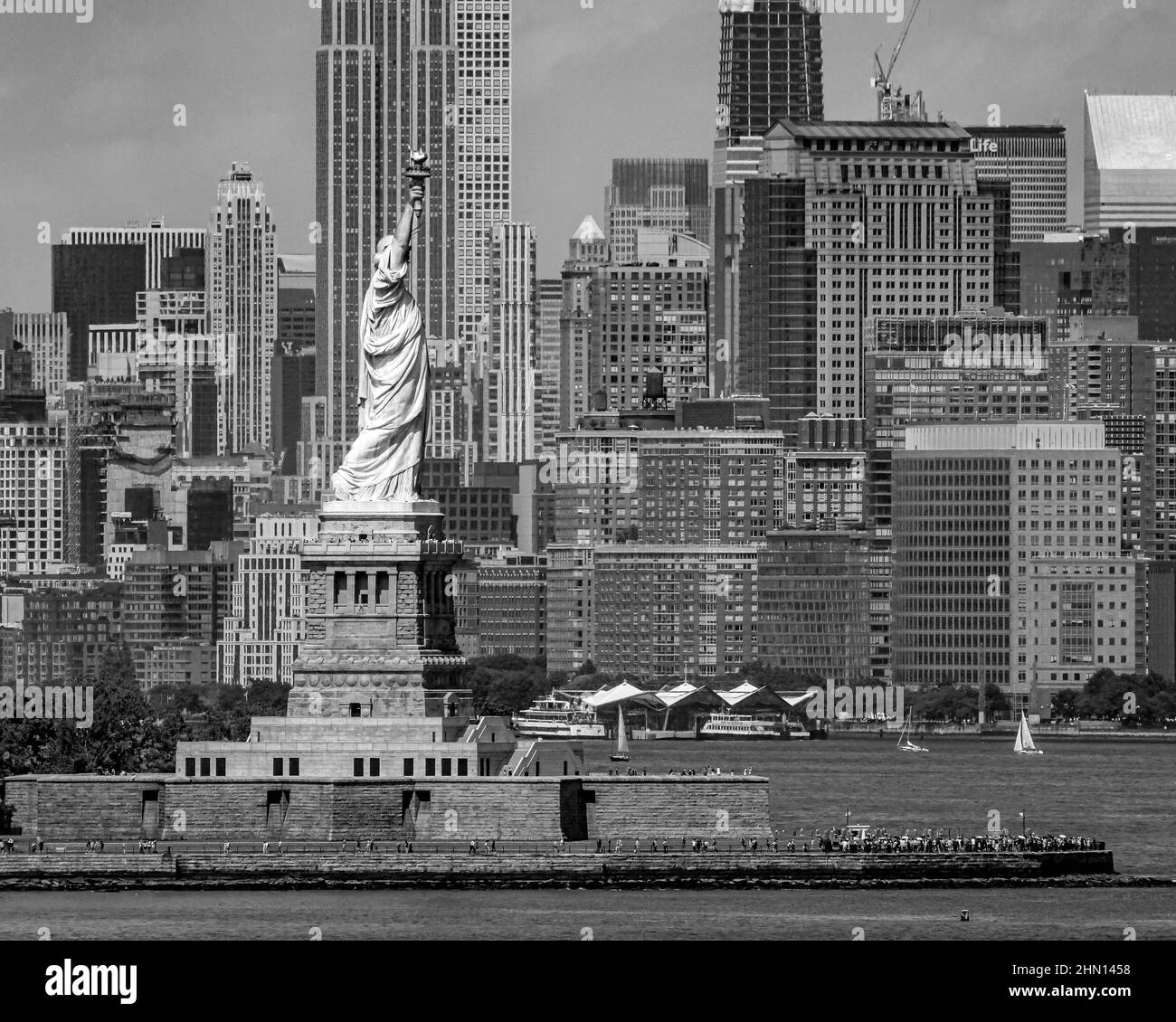 Statua della libertà in bianco e nero - B&W New York City - Black & White Ellis Island NYC skyline grattacieli e paesaggio urbano Foto Stock