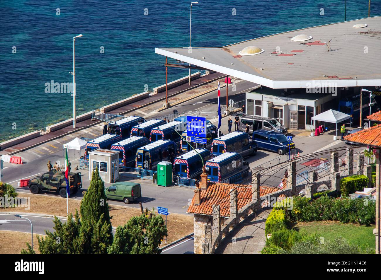 Controllo francese-italiano delle frontiere a Menton. La polizia francese e l'esercito italiano controllano il confine. Il lato italiano del confine che attraversa Menton, Francia, finisce Foto Stock