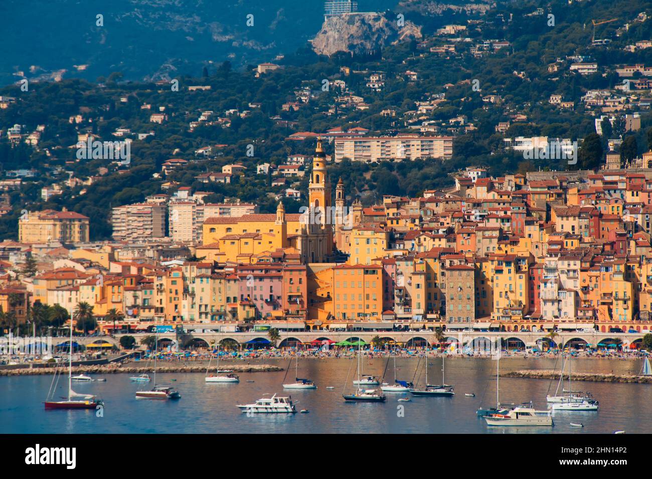 Vista panoramica della colorata città vecchia di Menton, Francia, Provenza-Alpi-Costa Azzurra Foto Stock