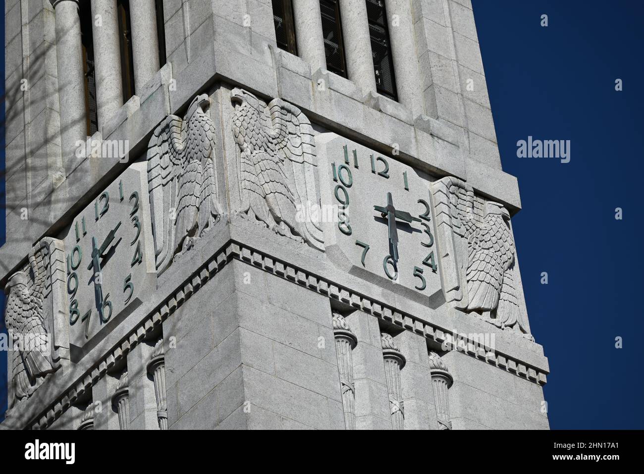 Primo piano del Memorial Belltower che celebra i militari della prima Guerra Mondiale nel campus della North Carolina state University. Foto Stock