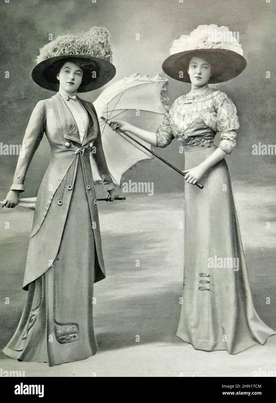 EDWARDIAN SIGNORE MODA CIRCA 1910 Foto Stock