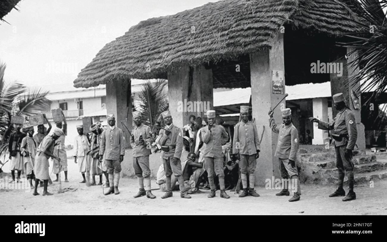 AFRICA ORIENTALE TEDESCA. Soldati reclutati localmente alla stazione ferroviaria di Dar es Salaam circa 1915 Foto Stock
