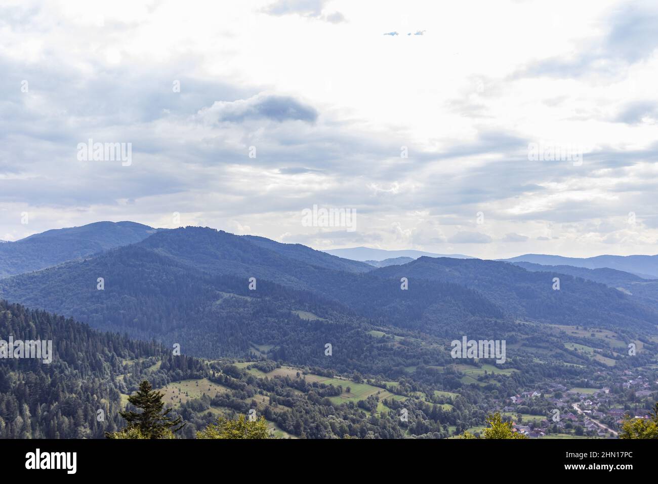 Splendide viste panoramiche dei Monti Carpazi da Uzhotsky passa alto pelo montagna in ucraino Carpazi montagne Foto Stock