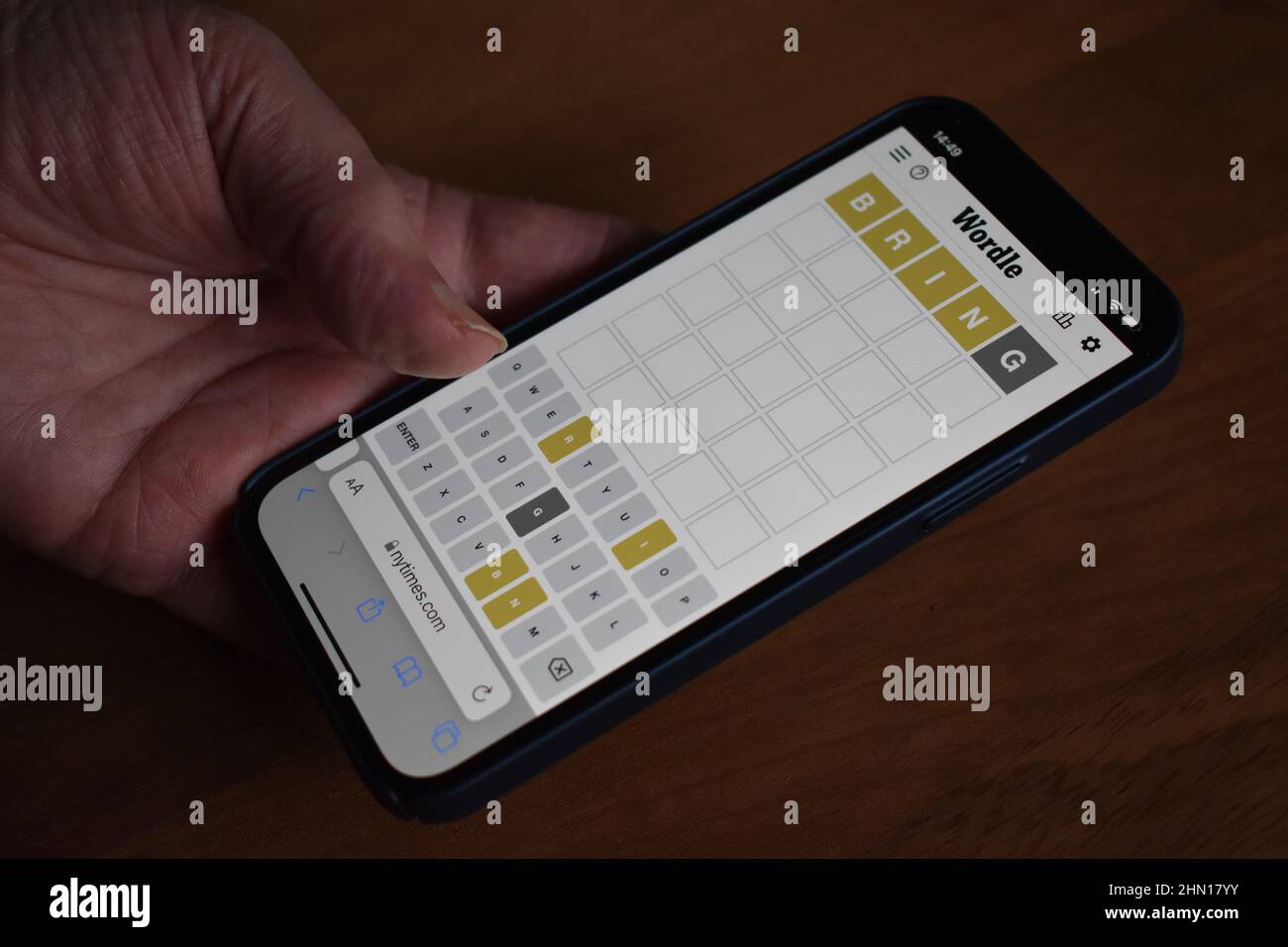 Un gioco di Wortle su un iPhone 12. Il gioco Wordle è stato acquistato dal New York Times nel gennaio 2022 e spostato sul loro sito web nel febbraio 2022. Foto Stock