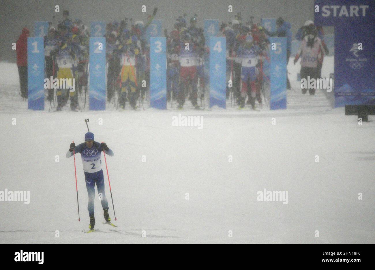 Zhangjiakou, Cina. 13th Feb 2022. Quentin Fillon Maillet di Francia lascia il cancello di partenza nel Biathlon maschile 12,5km Pursuit alle Olimpiadi invernali di Pechino 2022 a Zhangjiakou, Cina Domenica 13 febbraio 2022. Fillon Maillet ha vinto la medaglia d'oro, Johannes Thingnes boe di Norvegia ha vinto la medaglia d'argento e Eduard Latypov del Comitato Organizzatore russo ha vinto la medaglia di bronzo. Foto di Bob strong/UPI . Credit: UPI/Alamy Live News Foto Stock