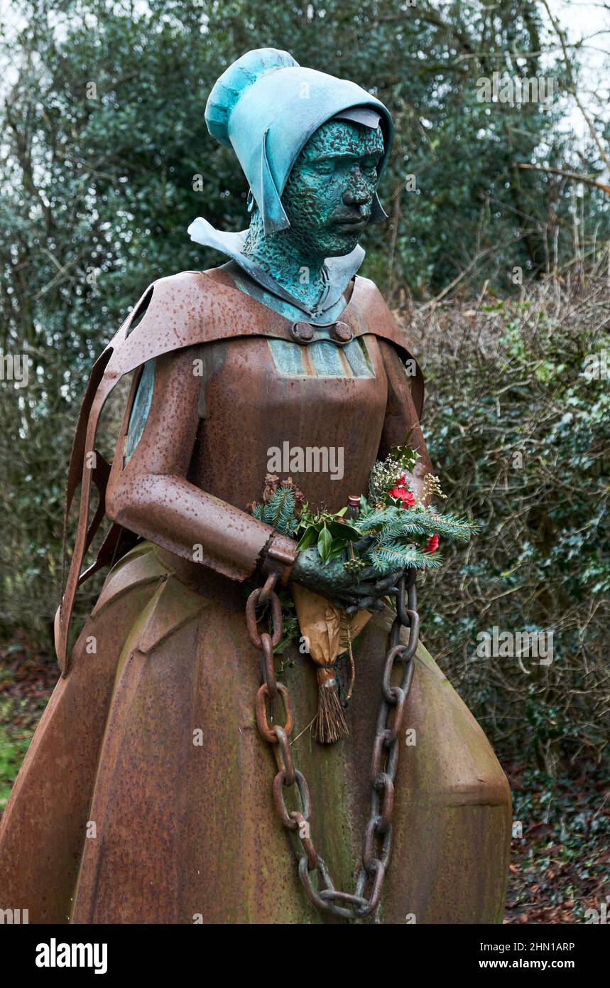 Roughlee, Pendle, Lancashire, Inghilterra, 3rd Feb 2022. Incredibile statua di Alice Nutter famosa vedova storica della Parrocchia e presunta strega Pendle. Foto Stock
