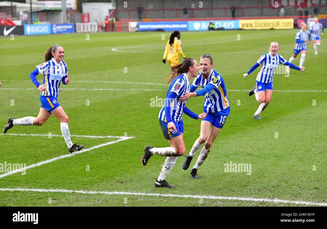 Crawley, Regno Unito. 13th Feb 2022. Ellie Brasile di Brighton e Hove Albion aiuta Kayleigh Green di Brighton e Hove Albion a celebrare il suo obiettivo di apertura durante la partita fa Women's Super League tra Brighton & Hove Albion Women e Reading al People's Pension Stadium il 13th 2022 febbraio a Crawley, Regno Unito. (Foto di Jeff Mood/phcimages.com) Credit: PHC Images/Alamy Live News Foto Stock