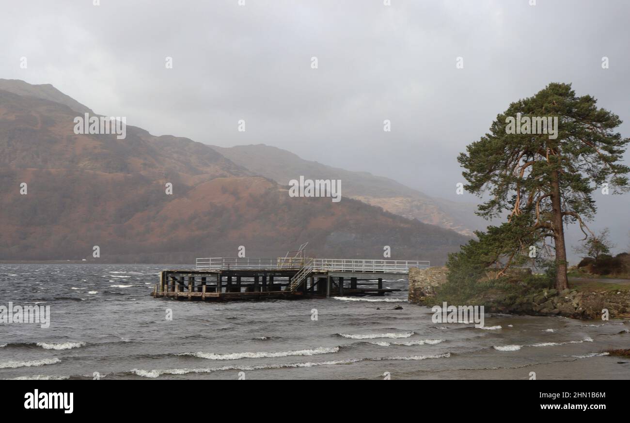 Loch Lomond sulla tempesta, giorno d'inverno Foto Stock