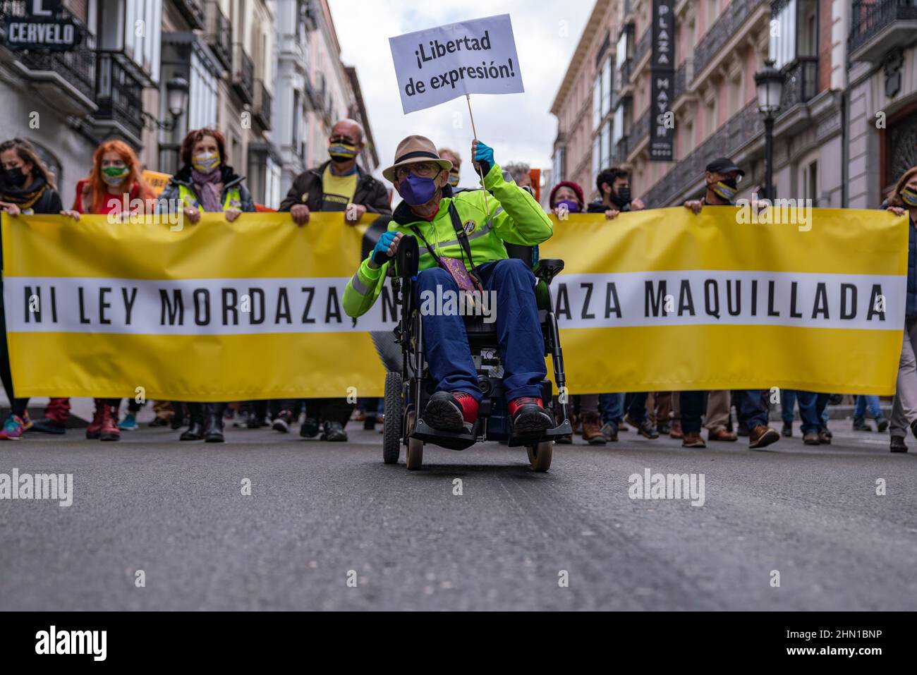 Madrid, Spagna. 13th Feb 2022. Un dimostratore su una sedia a rotelle tiene una placard lettura 'libertà di parola', durante una protesta contro la legge controversa di sicurezza conosciuta come 'ley mordaza' (legge del bavaglio) a Madrid Credit: SOPA Images Limited/Alamy Live News Foto Stock