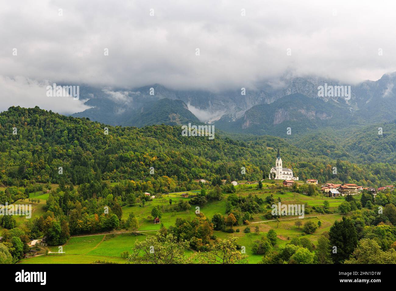 Chiesa di San Fermin nel villaggio montano di Drežnica, splendida vista panoramica, Slovenia Foto Stock