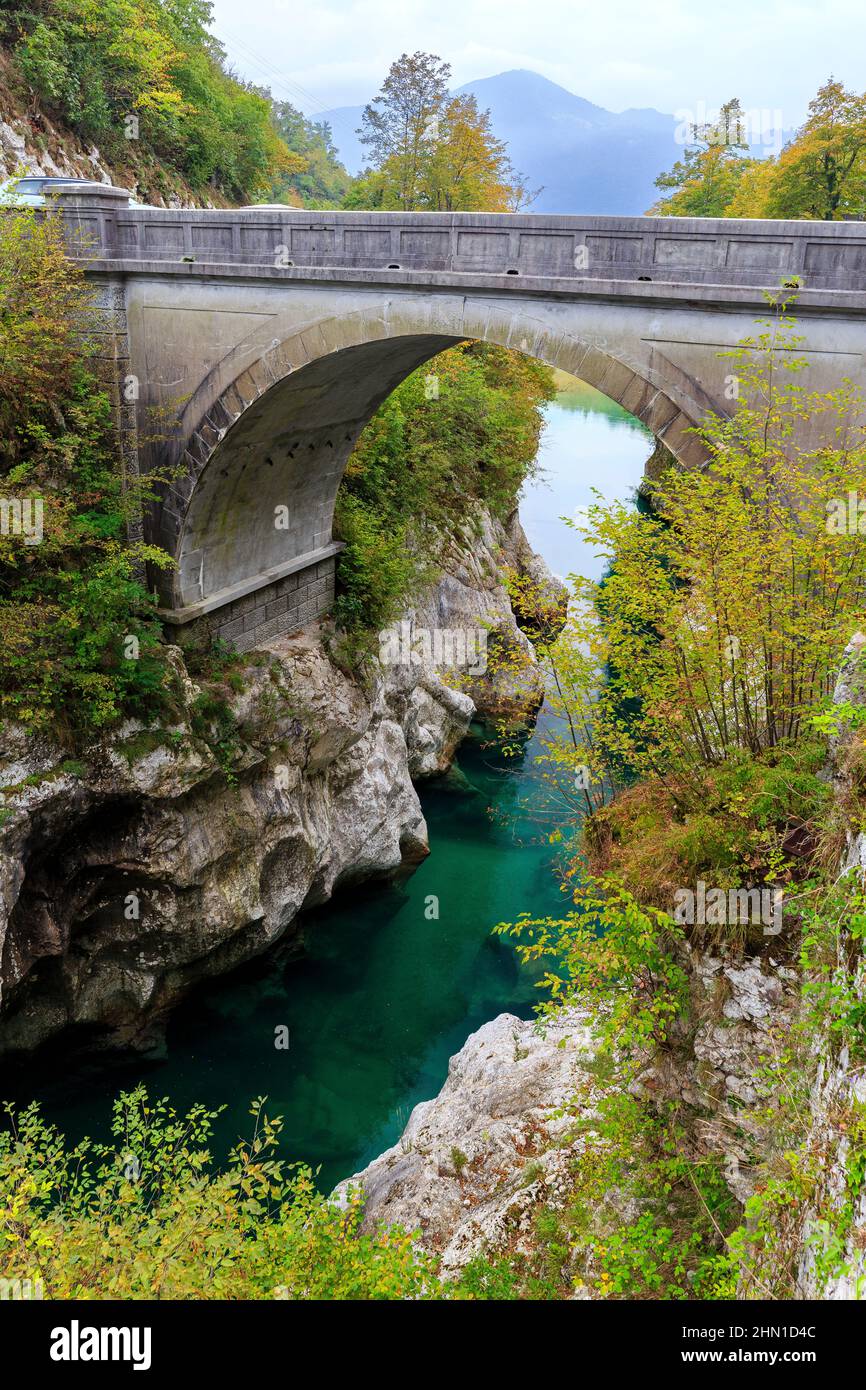 Ponte Napoleone vicino a Kobarid, il fiume Soča che scorre liscio sotto, Slovenia Foto Stock