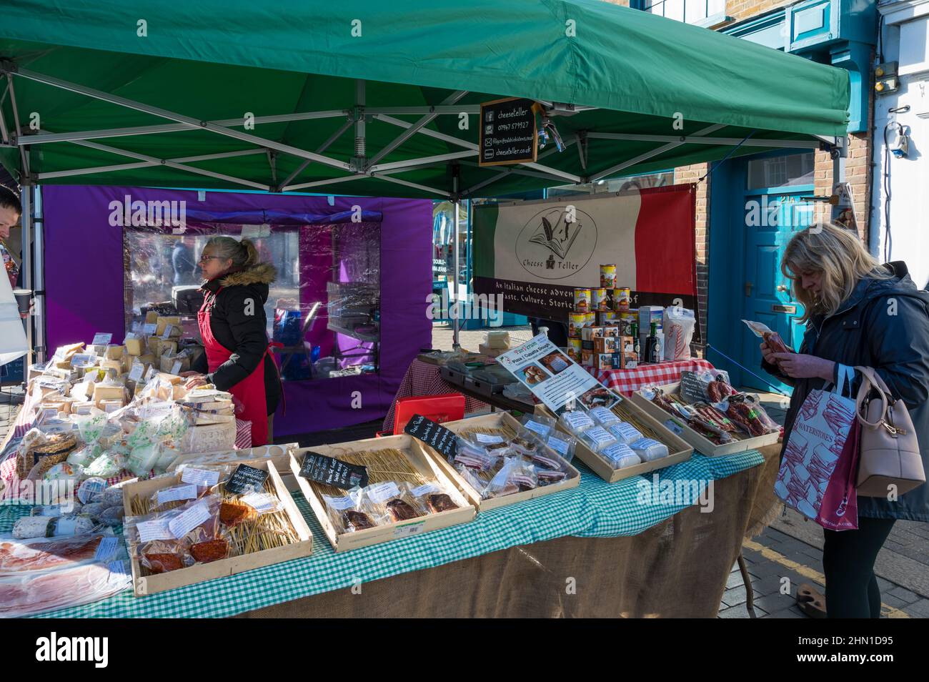 Il venditore di formaggi si trova al mercato del sabato nel centro della città, St. Albans, Hertfordshire, Inghilterra, Regno Unito. Foto Stock