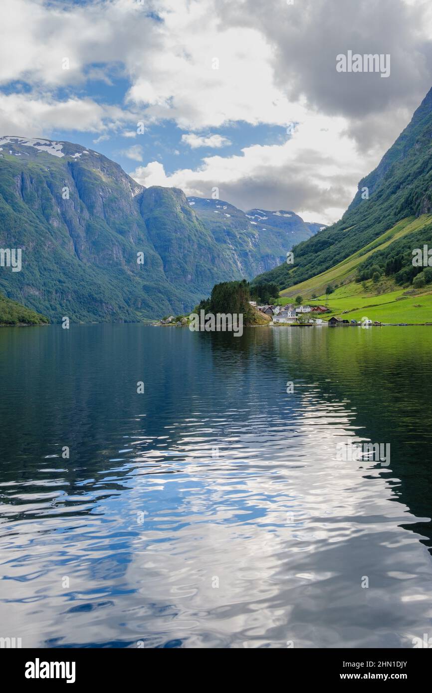 Aurland, Norvegia. Il Nærøyfjord è lungo 17 km e il punto più stretto è largo solo 250 m. Scatto alla luce del giorno. Foto Stock