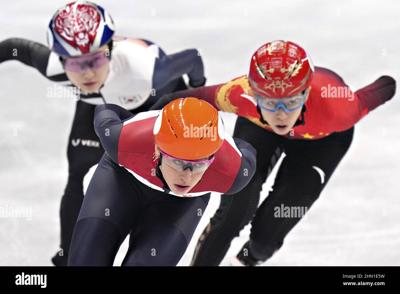 Pechino, Cina. 13th Feb 2022. Suzanne Schulting of Netherlands, #1, si aggiudica le finali del team Short Track 3000m delle donne Relay Speed Skating nello stadio indoor Capital alle Olimpiadi invernali di Pechino 2022 di domenica 13 febbraio 2022. I Paesi Bassi hanno vinto la medaglia d'oro, la Corea del Sud la medaglia d'argento e la Cina la medaglia di bronzo. Foto di Richard Ellis/UPI Credit: UPI/Alamy Live News Foto Stock