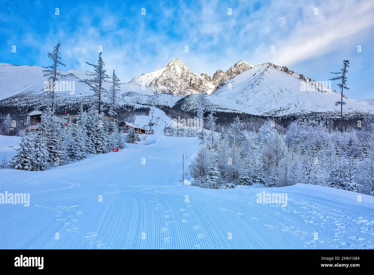 Piste vuote al mattino nella stazione sciistica di Tatranska Lomnica in Sloivakia Foto Stock