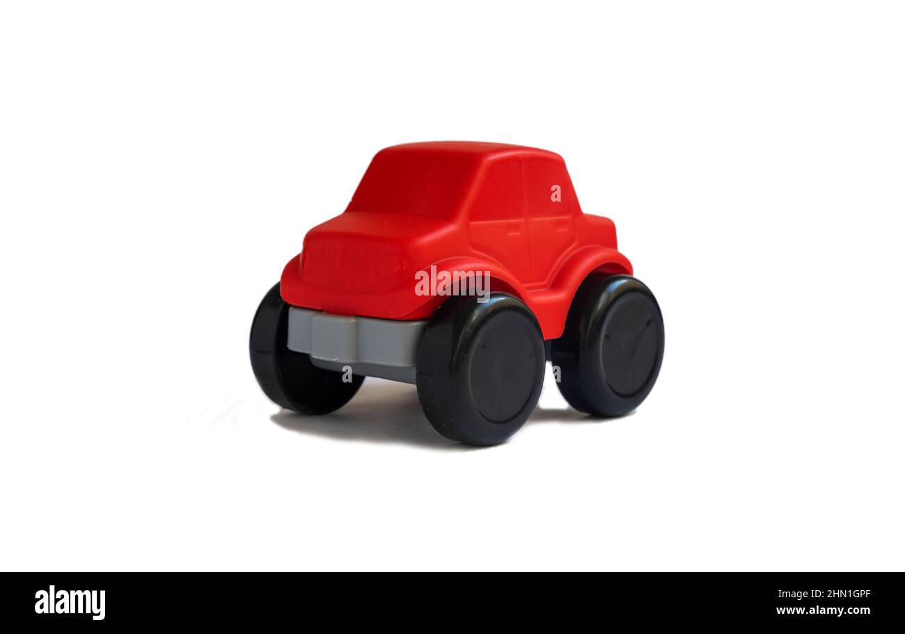 Auto giocattolo rossa per bambini su sfondo bianco. Foto Stock