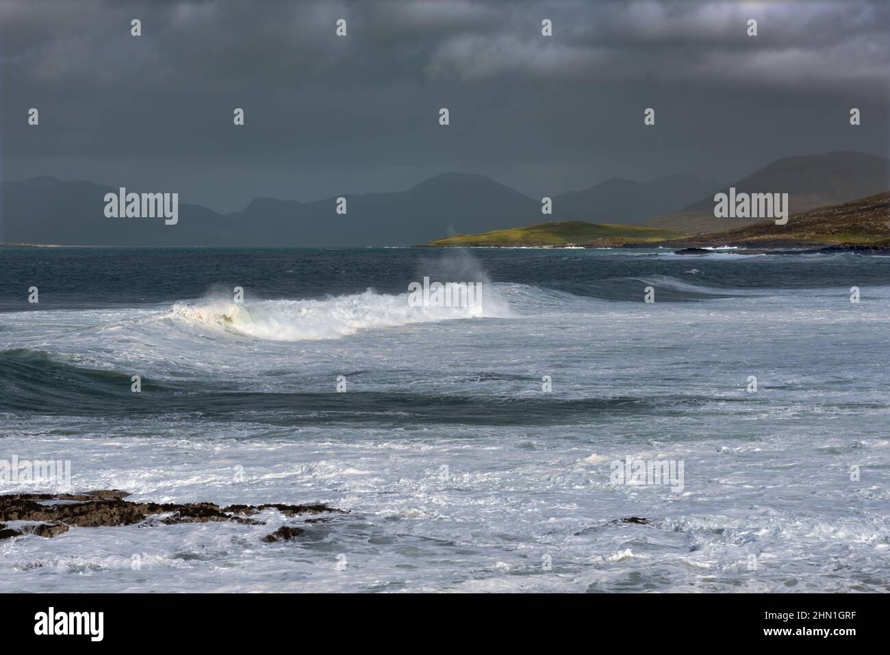 Giornata selvaggia a Borvemor Beach sulla costa occidentale di Harris Scozia Foto Stock