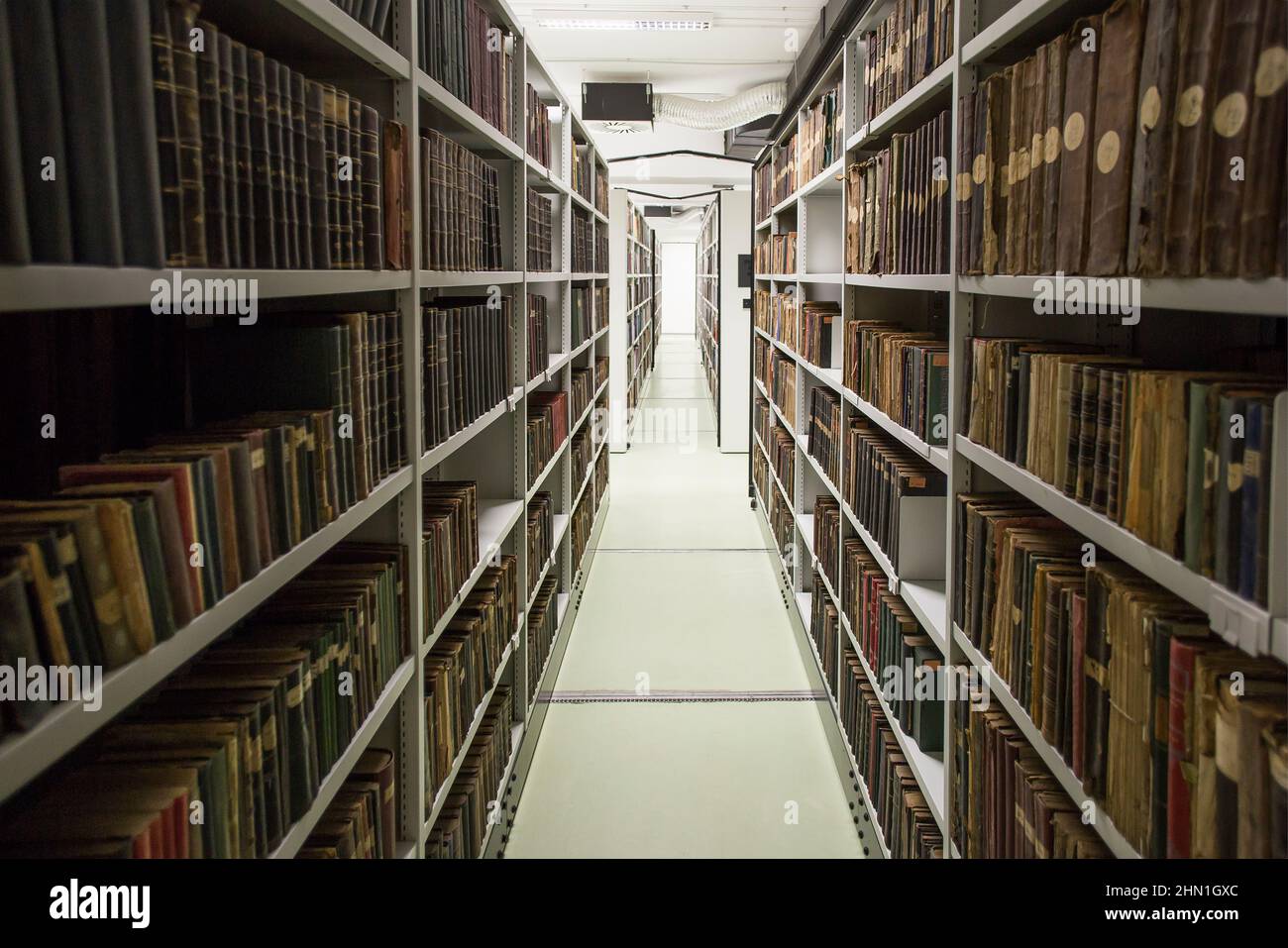 Vecchia biblioteca con molte righe di libri. Vecchio laboratorio di archivio e restauro Foto Stock