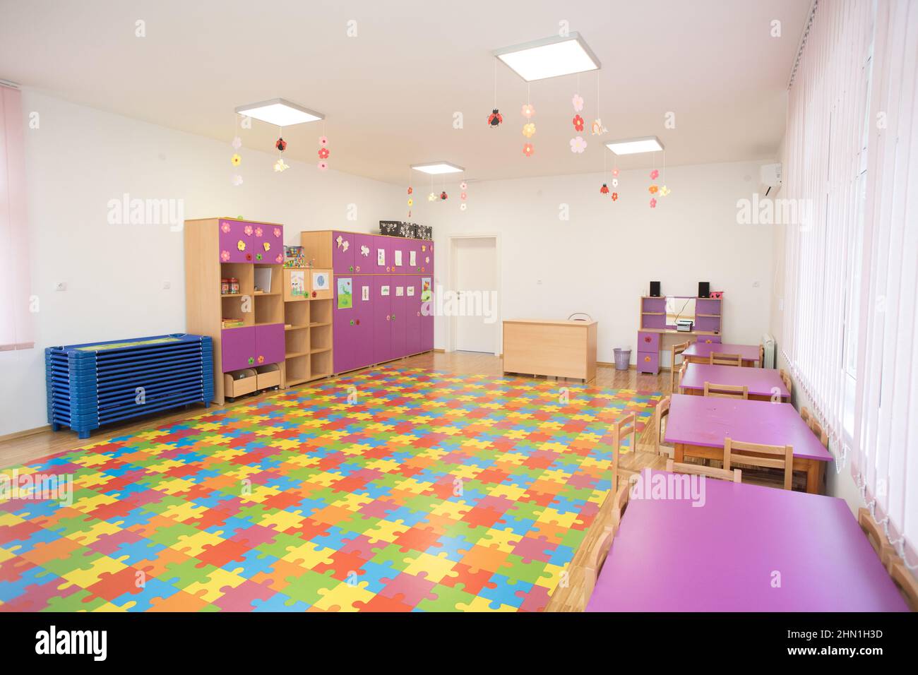 Sala giochi per bambini ordinata, colorata e vuota. Camera per bambini. Foto Stock