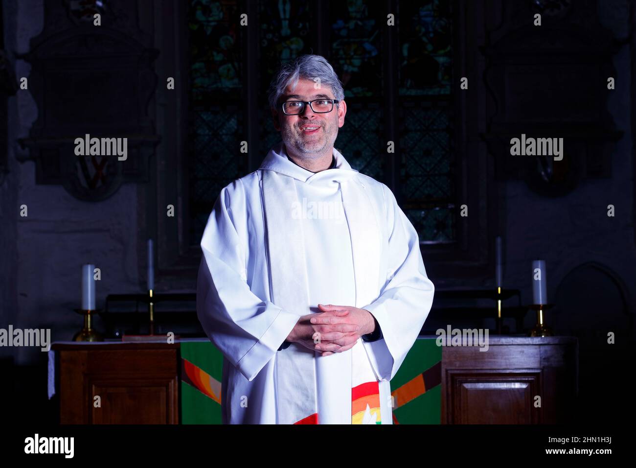 Il reverendo Bob Bailey alla St Mary's Church di Kippax, Leeds, West Yorkshire, Regno Unito Foto Stock
