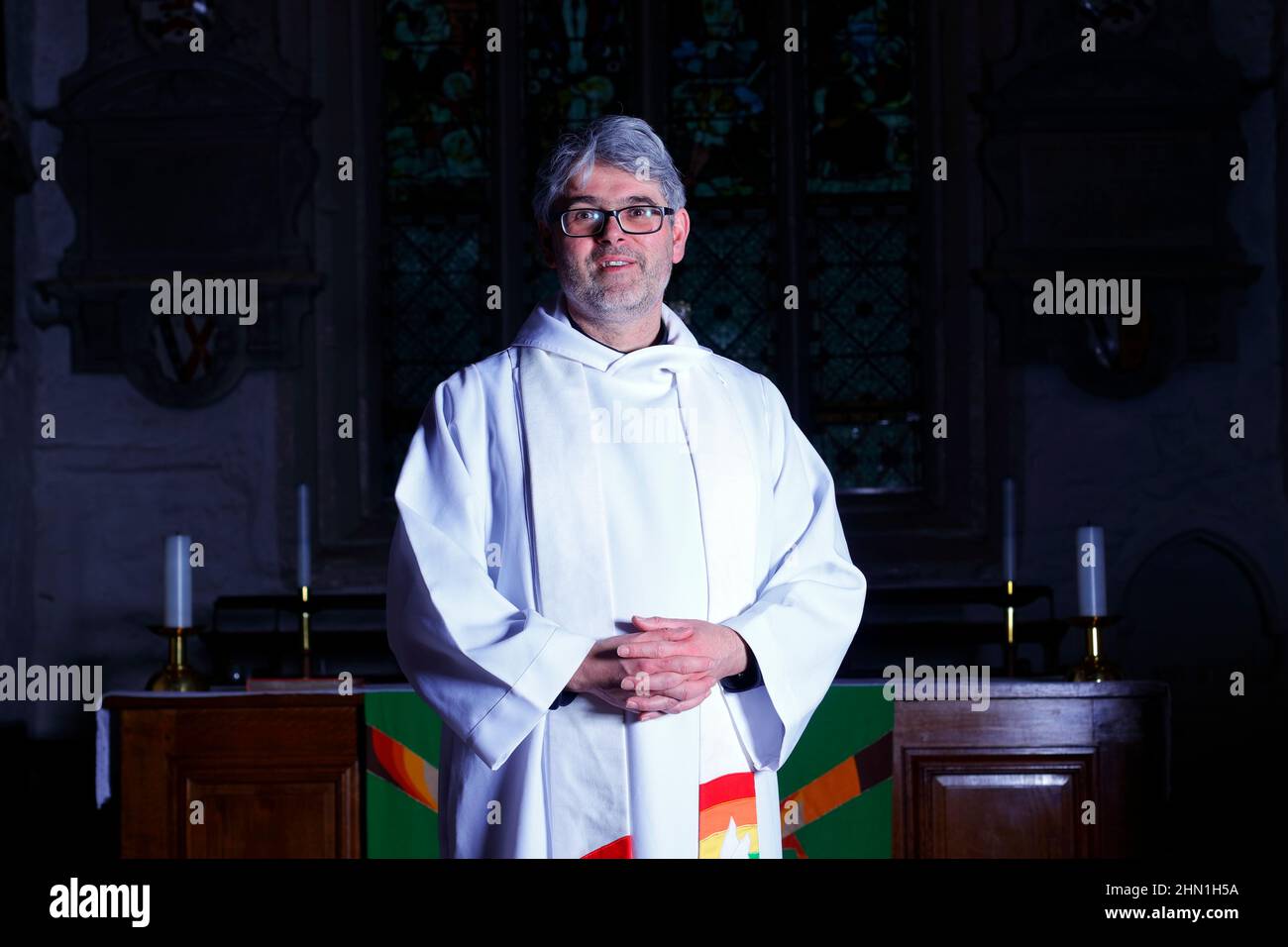 Il reverendo Bob Bailey alla St Mary's Church di Kippax, Leeds, West Yorkshire, Regno Unito Foto Stock