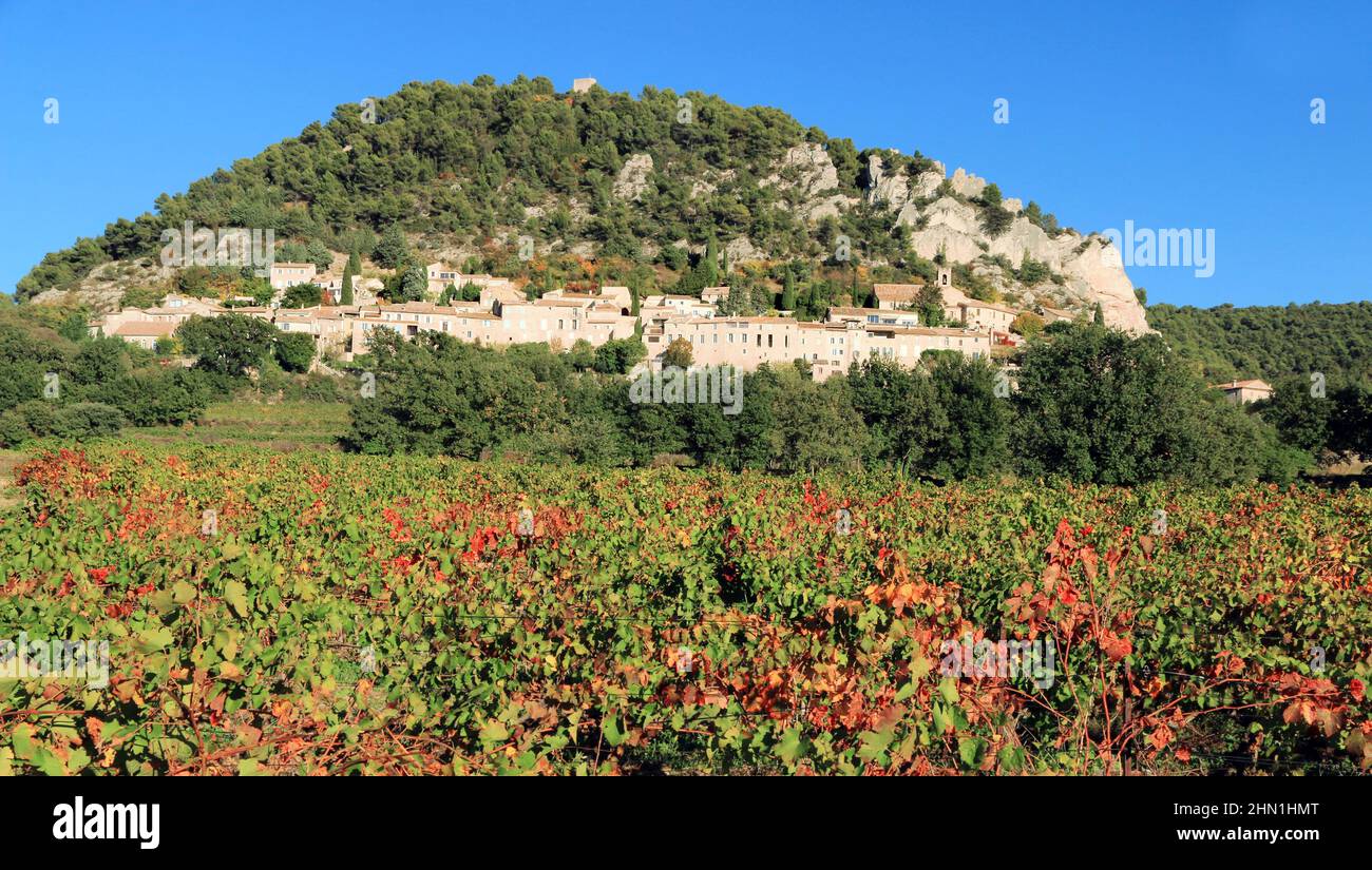 Il villaggio di Séguret tra le viti nei colori dell'autunno, Provenza. Foto Stock