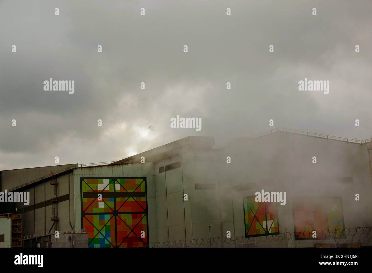 Ambiente povero in città. Disastro ambientale. Emissioni nocive nell'ambiente. Fumo e smog. Inquinamento dell'atmosfera da fabbrica. Gas di scarico Foto Stock